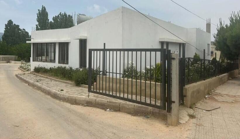 مركز زوار كامد اللوز بين أشجار سهل البقاع